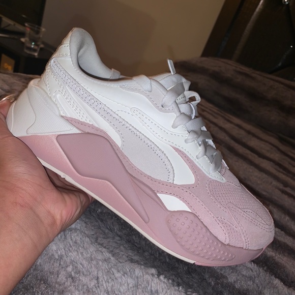 Puma Shoes - brand new pumas,theyre a size 6 in WOMENS